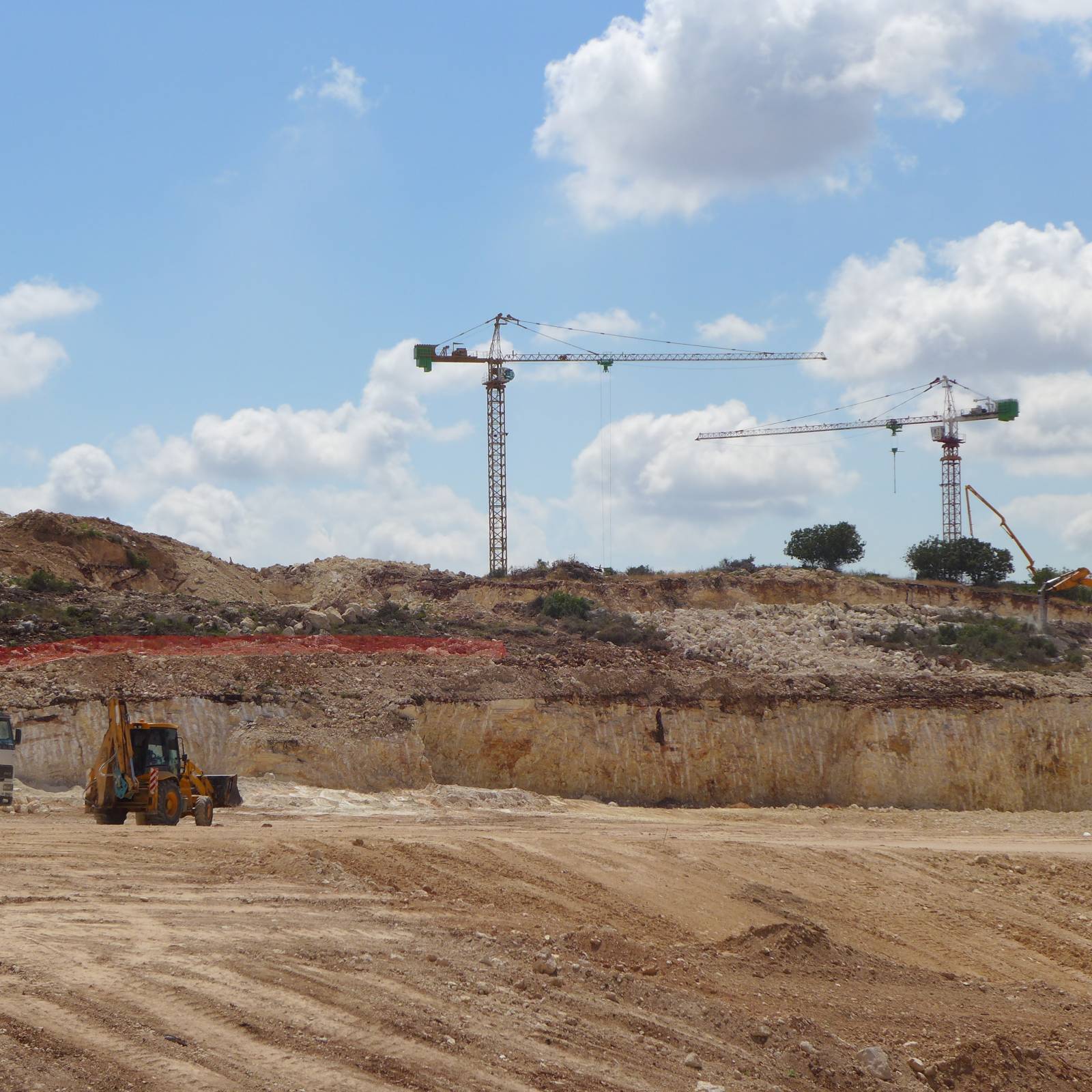 עבודות בניה בחריש מאי 2014