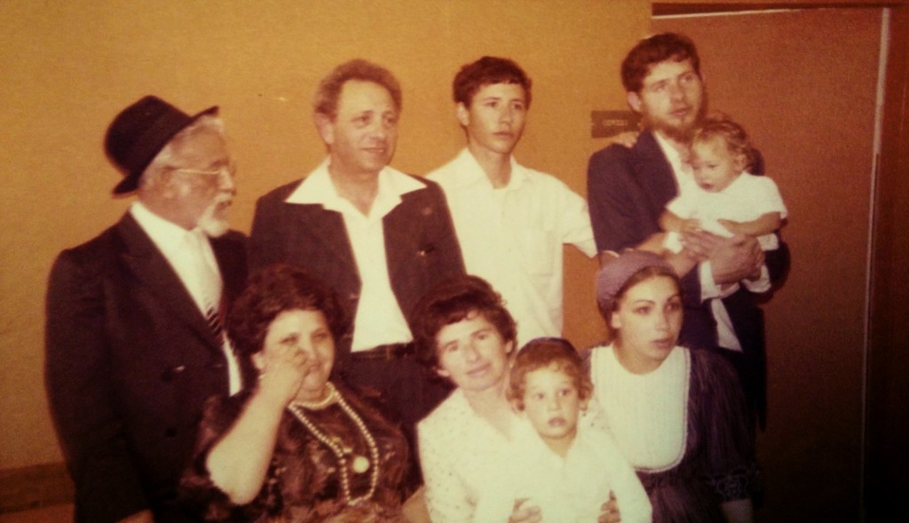 תמונה ישנה שלי בזרועות אבא, מימין, יחד עם הסבים והסבתות שלי