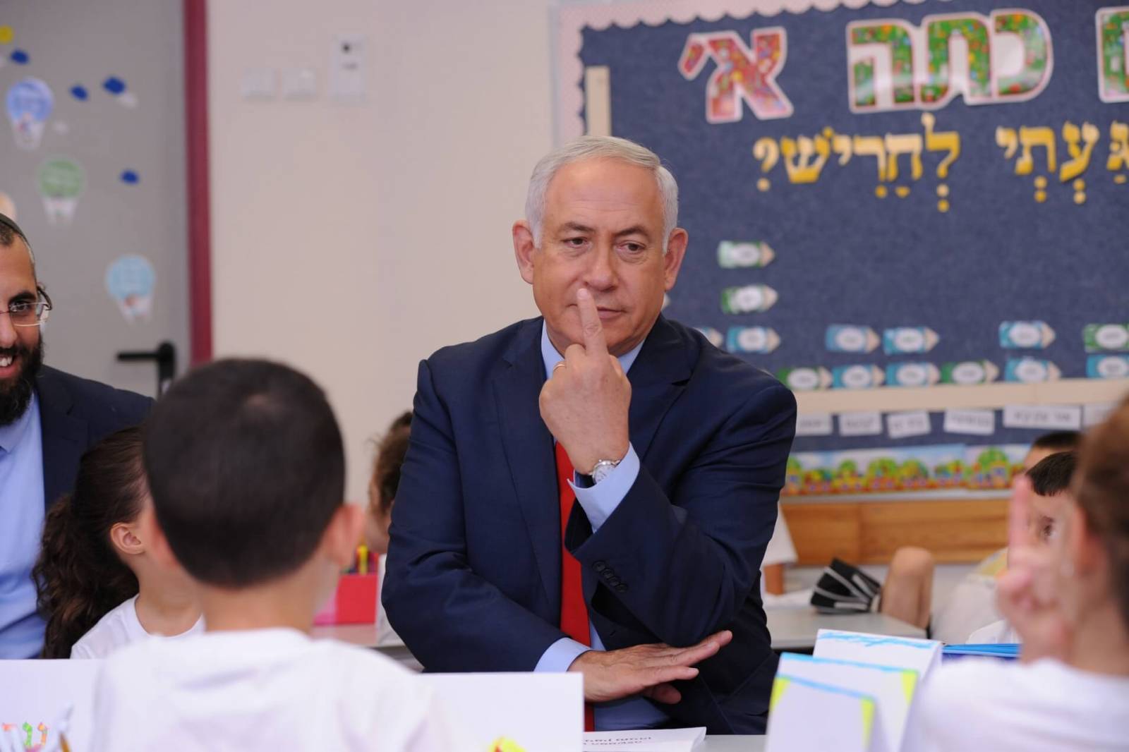 ראש הממשלה עם תלמידי כיתה א' בחריש