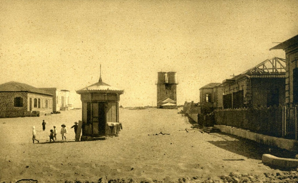 הקיוסק הראשון בתל אביב, 1910. מתוך ספרו של אברהם סוסקין