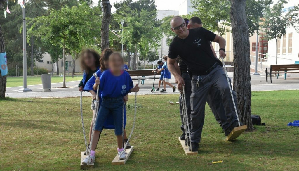 שוטרים ממרחב מנשה בפעילות עם ילדי בתי הספר בחריש