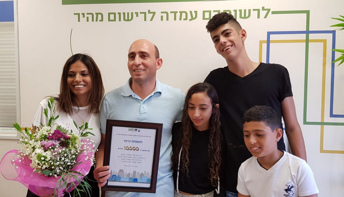 משפחת קרפט בטקס קבלת תעודת התושב ה-10,000 בחריש