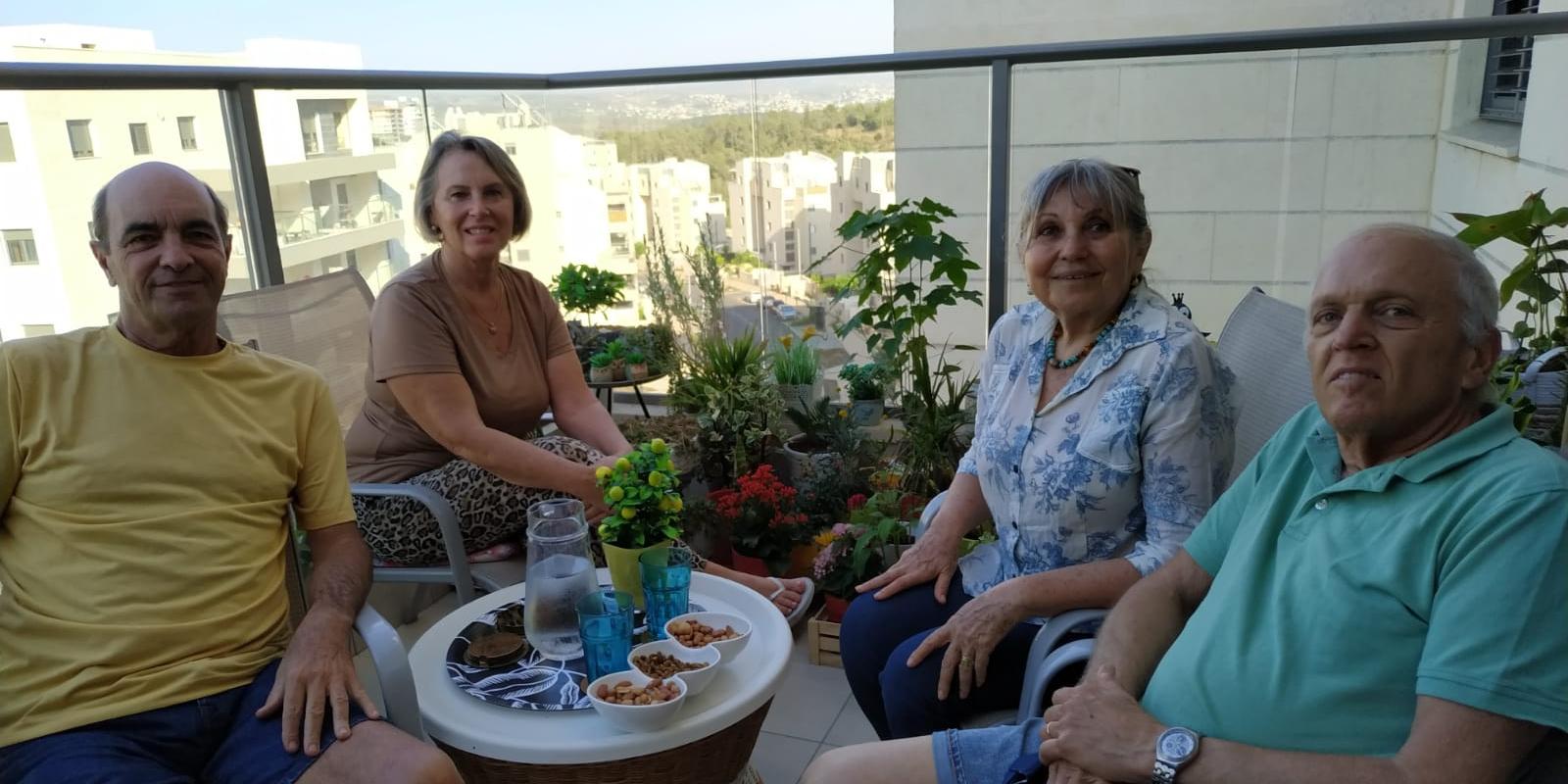 מפגש מרגש: חיים פרנץ וברוך רוט עם נשותיהם במרפסת חריש