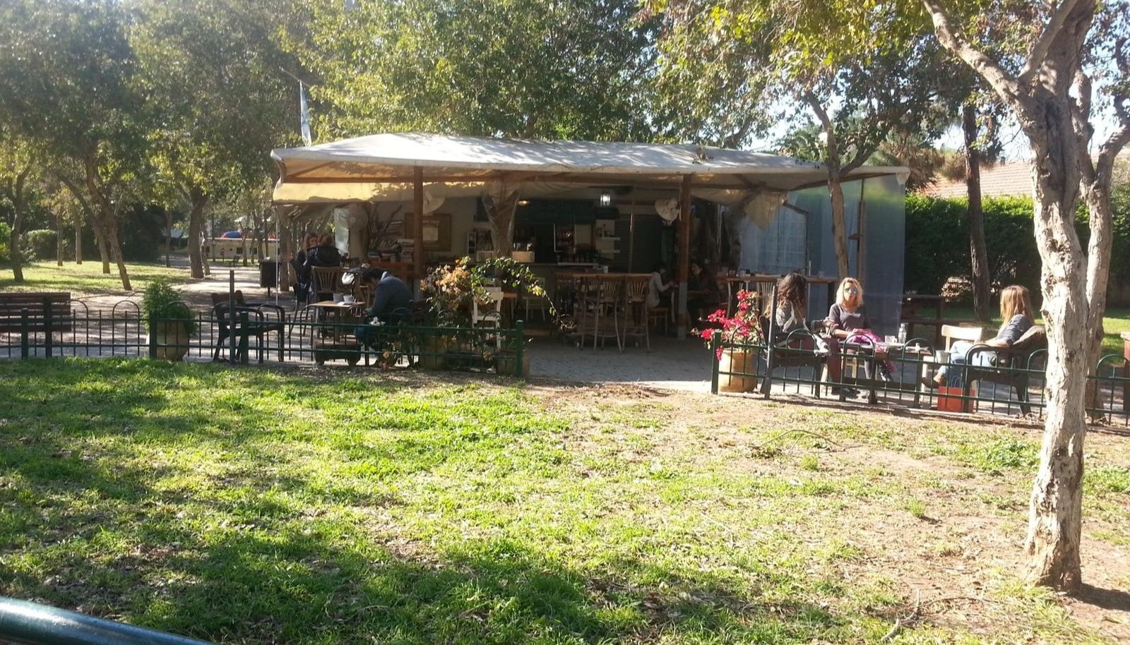 בית קפה בגינה שכונתית בתל אביב