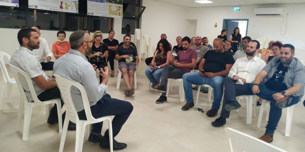 "נפגשים בשכונה": יצחק קשת ושלומי צדרבוים במפגש עם תושבי מעו"ף