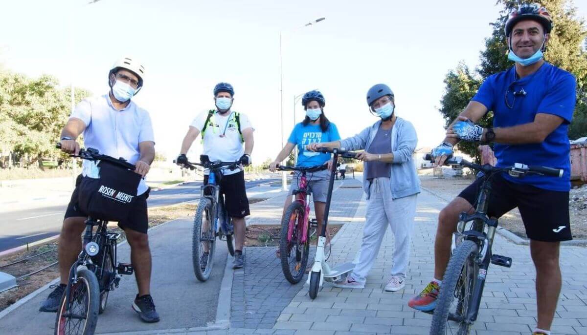 רוכבי אופניים בחריש