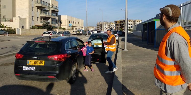 'נשק וסע' בכניסה לבית הספר תלמי הדר. צילום באדיבות עמותת עיניים