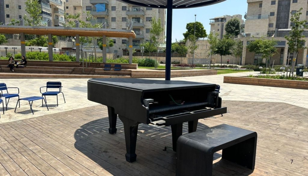 ונדליזם פסנתר צילום: דוברות עיריית חריש