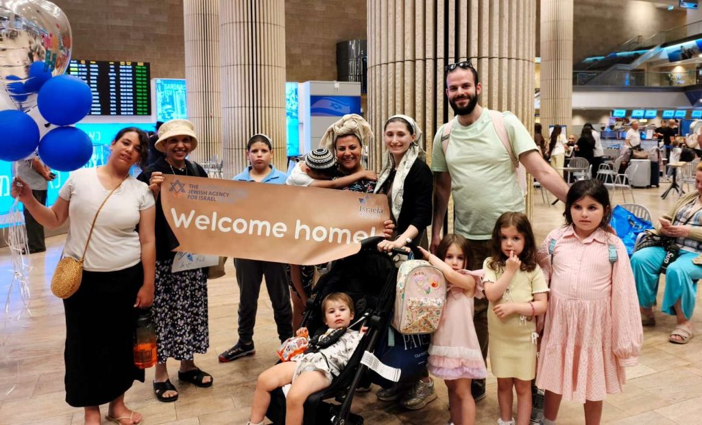 עולים בחריש חנה וישראל כהן קבלת פנים בשדה התעופה על ידי המשפחה המאמצת